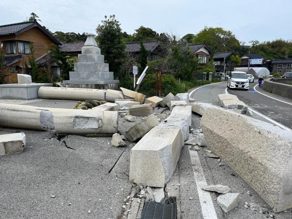 日本規模6.5強震，導致石川縣珠洲市須須神社的鳥居損壞。翻攝Twitter＠kurosagi1024