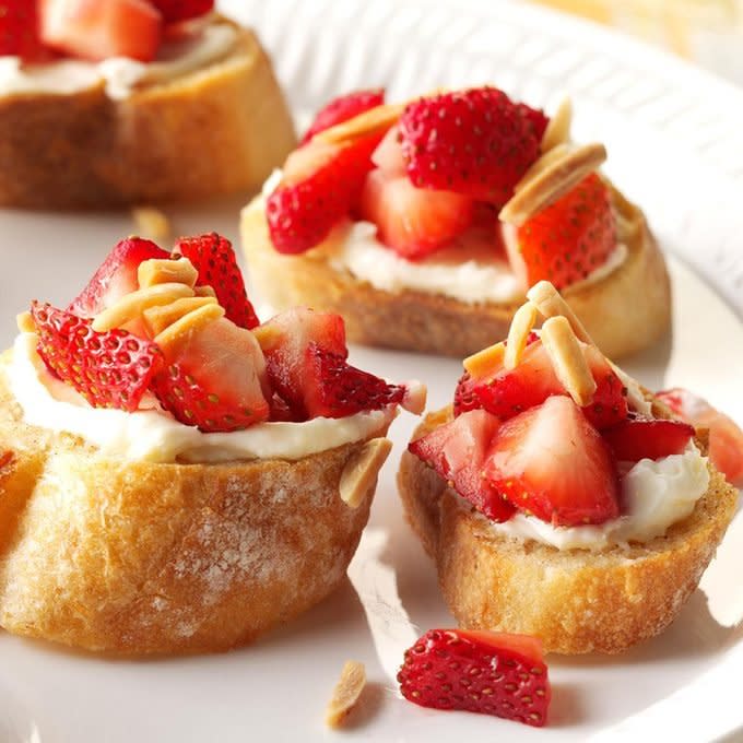 Strawberry And Cream Bruschetta Exps Hc16 44015 C07 06 3b 2