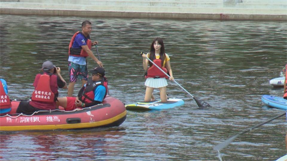 啦啦隊女神安芝儇現身愛河演出　首度挑戰立式划槳