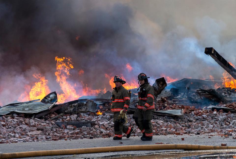 Multiple Evansville fire crews battle a large fire at 119 N. Morton Ave near the Lloyd Expressway in Evansville, Ind., Monday morning, Oct. 17, 2022.