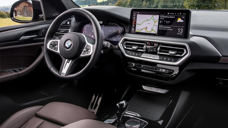 圖／2022 BMW X4 xDrive30i M Sport以豪華科技氛圍打造車室空間，質感鋪陳更是引人入勝，包括升級Vernasca真皮跑車座椅、M多功能真皮方向盤…等，營造出精緻的車室氛圍。