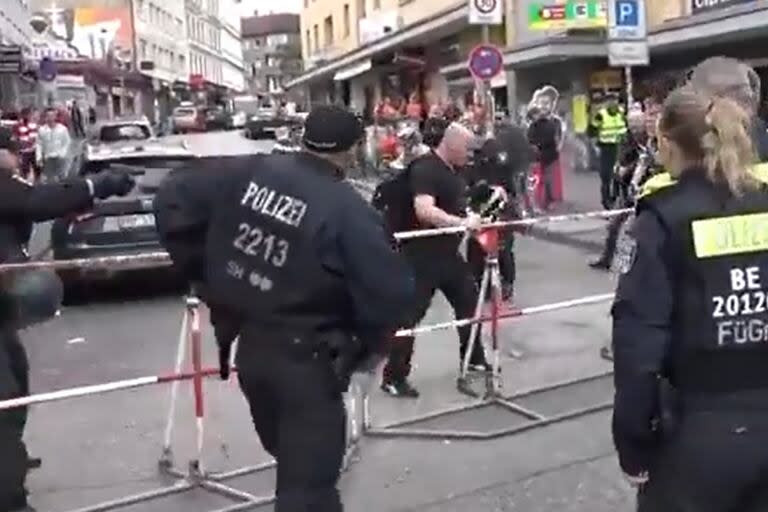 Un hombre, armado con un pico de techos y una bomba molotov, amenazó a la policía en Hamburgo, antes de un partido de la Eurocopa y fue gravemente herido