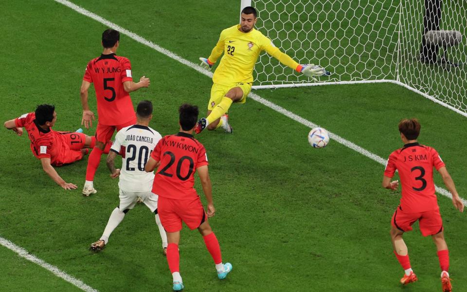 South Korea's defender #19 Kim Young-gwon celebrates scoring his team's first goal during the Qatar 2022 World Cup - JACK GUEZ/AFP