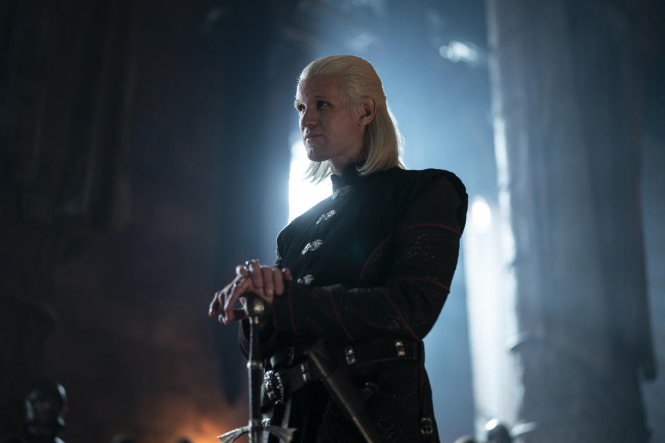En esta imagen difundida por HBO Max, Matt Smith como Daemon Targaryen en una escena de la serie "House of the Dragon", una precuela de "Game of Thrones" que se estrena el domingo. (HBO Max vía AP)