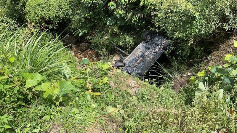 ▲婦人疑似倒車時沒抓準距離，不慎連人帶車翻落山坡身亡。（圖／翻攝畫面）