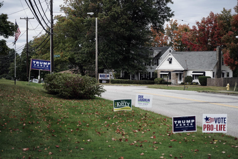 Grandes carteles de Trump-Pence y Biden-Harris se enfrentan en lados opuestos de la calle en Erie, Pensilvania, el 30 de septiembre de 2020. (Libby March/The New York Times)