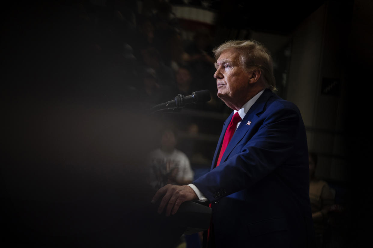 El expresidente Donald Trump se dirige a partidarios en el Kirkwood Community College en Cedar Rapids, Iowa, el 2 de diciembre de 2023. (Jordan Gale/The New York Times).