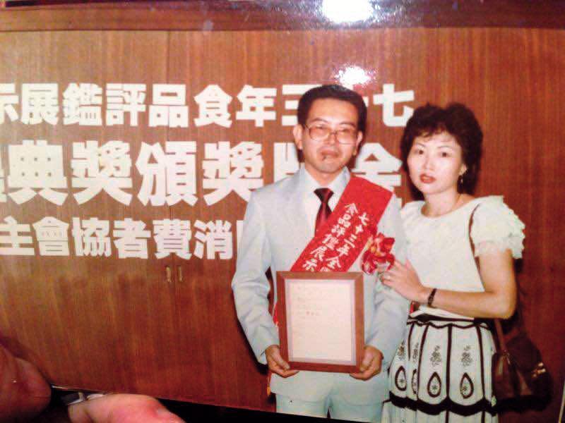 江良山（左）與江蘇淑嫣（右）創業後，是台灣第一個推廣醋飲的先驅。（百家珍提供）