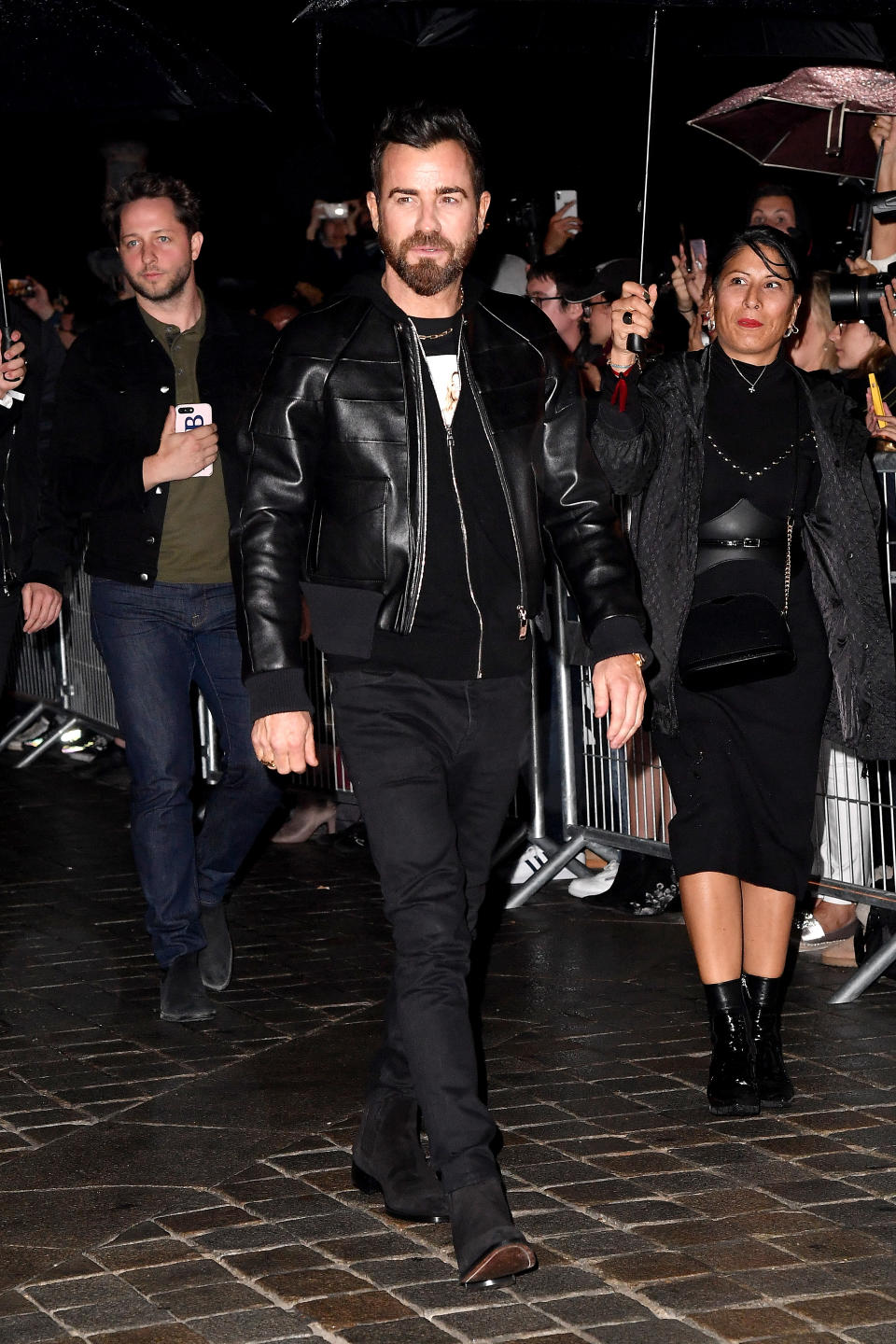 <p>Justin Theroux a fait une apparition remarquée à la présentation de la nouvelle collection de Louis Vuitton. Vêtu d’un jean noir et d’une veste en cuir de la même couleur, l’acteur américain était particulièrement chic. Crédit photo : Getty Images </p>