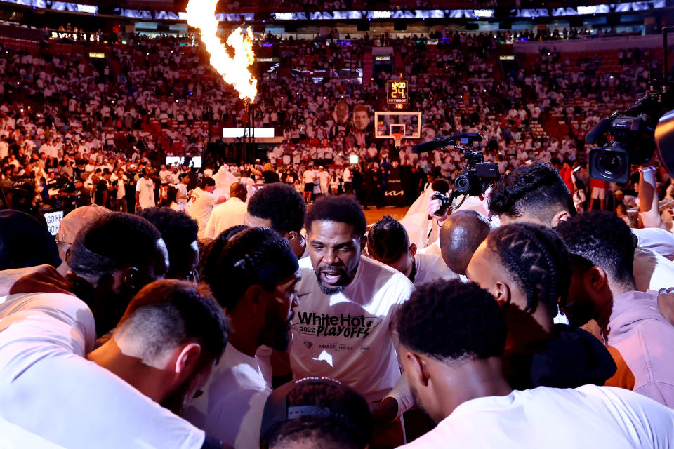 Udonis Haslem se junta con sus compañeros del Miami Heat antes de un partido de playoffs esta temporada.  (Michael Reaves/Getty Images)