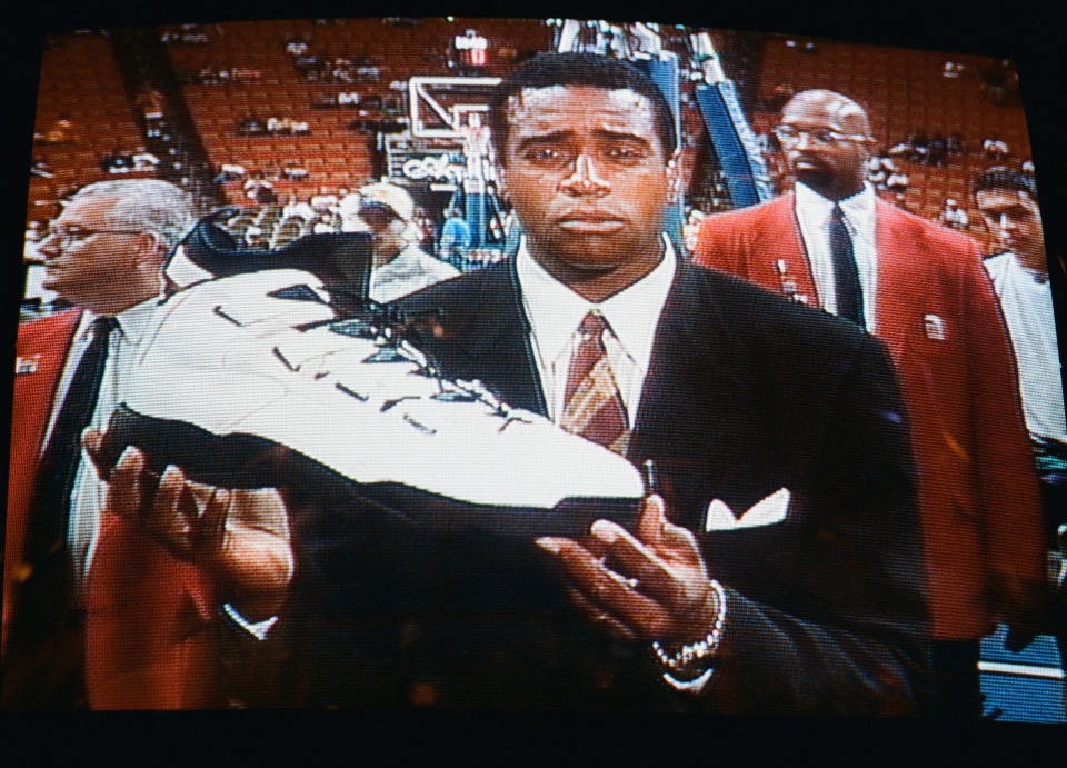 THE TONIGHT SHOW WITH JAY LENO -- Episode 705 -- Pictured: Ahmad Rashad during an NBA Playoffs segment on June 2, 1995 -- (Photo by: Margaret Norton/NBCU Photo Bank/NBCUniversal via Getty Images via Getty Images)