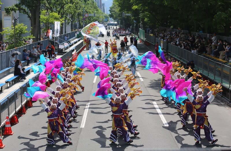 台灣學生參加北海道索朗祭 舞出「龍來台灣」 在交通部觀光署協助下，台南應用科技大學舞蹈系師 生組成台灣隊參加在日本北海道札幌市舉辦的 YOSAKOI SORAN（索朗祭）活動，表演「龍來台 灣」，有招攬日本民眾到台灣觀光、交流之意。舞蹈 充滿喜慶氣氛。 中央社記者楊明珠札幌攝  113年6月8日 