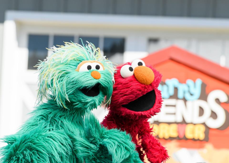 Elmo and Rosita on the farm