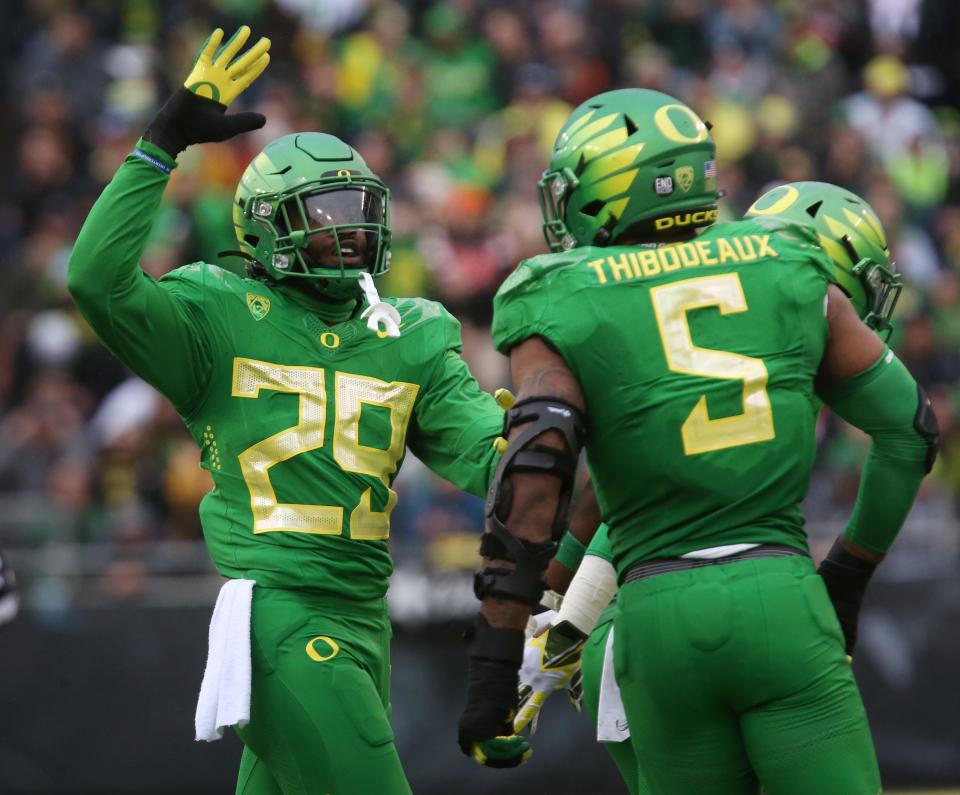 Oregon 's Adrian Jackson, left, and Kayvon Thibodeaux celebrate a defensive stop against Oregon State during the second half.