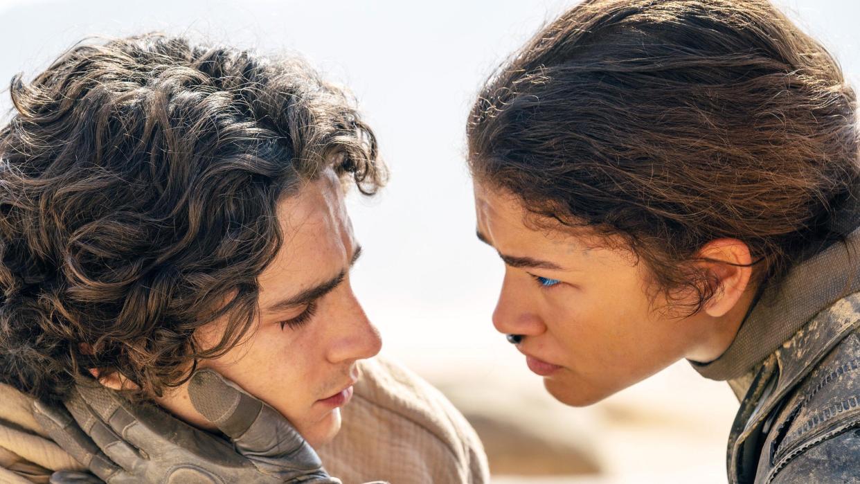  DUNE: PART TWO, (aka DUNE: PART 2, aka DUNE 2), from left: Timothee Chalamet, Zendaya, 2023. ph: Niko Tavernise / © Warner Bros. / Courtesy Everett Collection. 