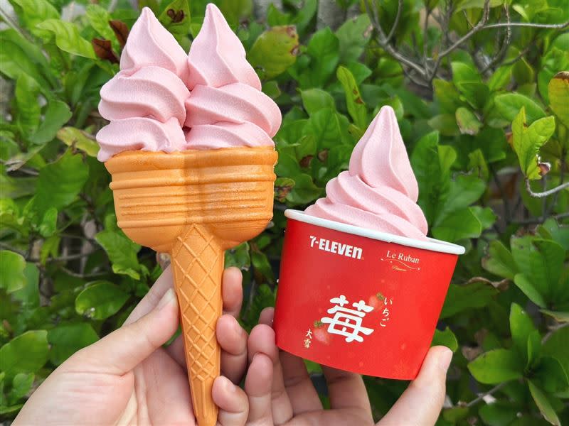 7-ELEVEN首度與台北排隊名店「法朋烘焙甜點坊 Le Ruban Pâtisserie」聯名合作，重磅推出「草莓開運霜饗」霜淇淋。（圖／超商業者提供）