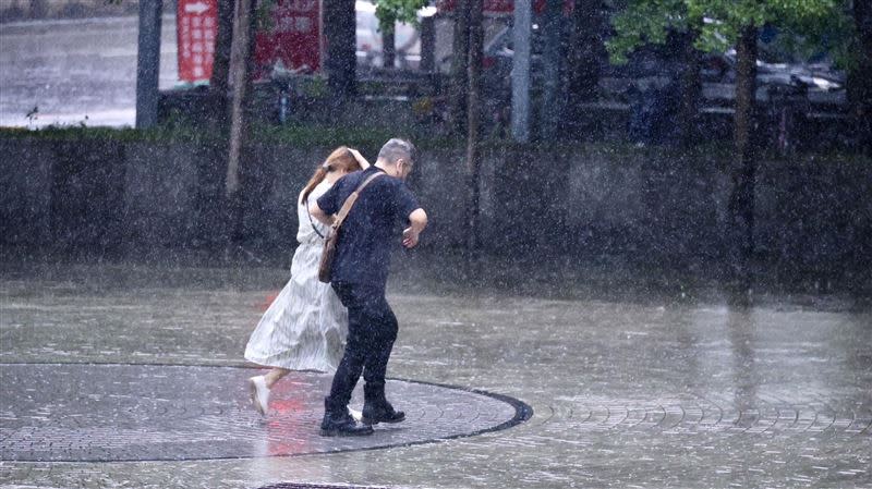 台灣今日仍受西南風影響，需留意局部短暫雷陣雨。（示意圖／資料照）