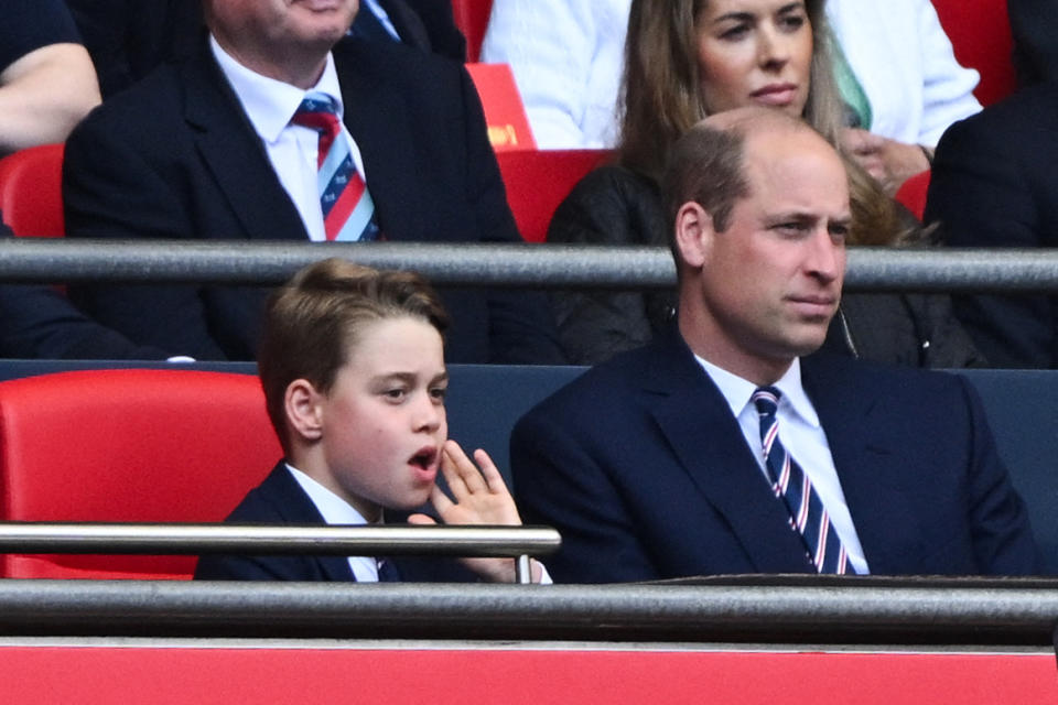 George und sein Vater William auf der Tribüne