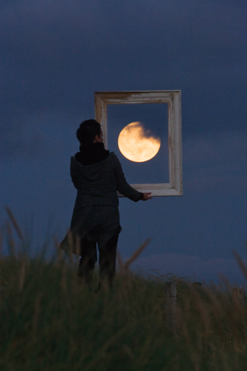 In einer schönen klaren Nacht und mit etwas Fantasie lassen sich mit dem Mond schöne Dinge anstellen - zum Beispiel kann man ihn sich einrahmen.