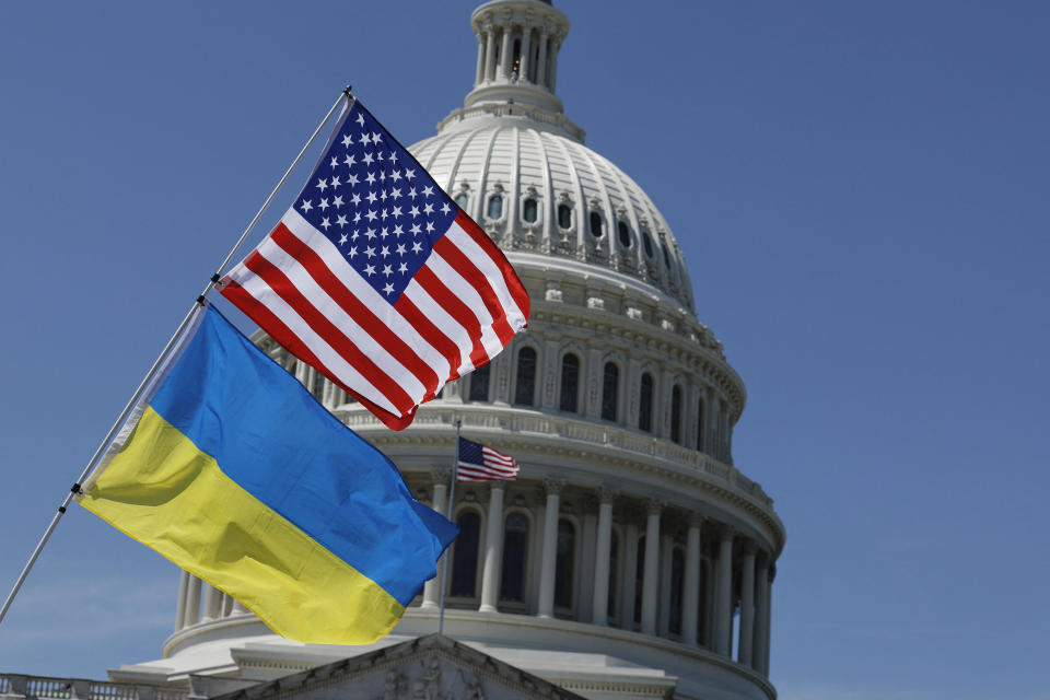 Les drapeaux ukrainien et américain flottent au-dessus du Congrès des États-Unis, le 23 avril 2024.