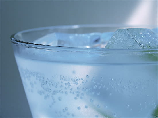 https://s.yimg.com/os/en-US/blogs/partner/2009_05_29-FizzyWaterCloseup.jpg