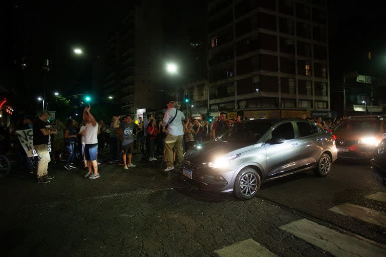 Corte Av. Rivadavia y Av. Medrano (ALMAGRO) tras el anuncio de Milei. 20/12/23