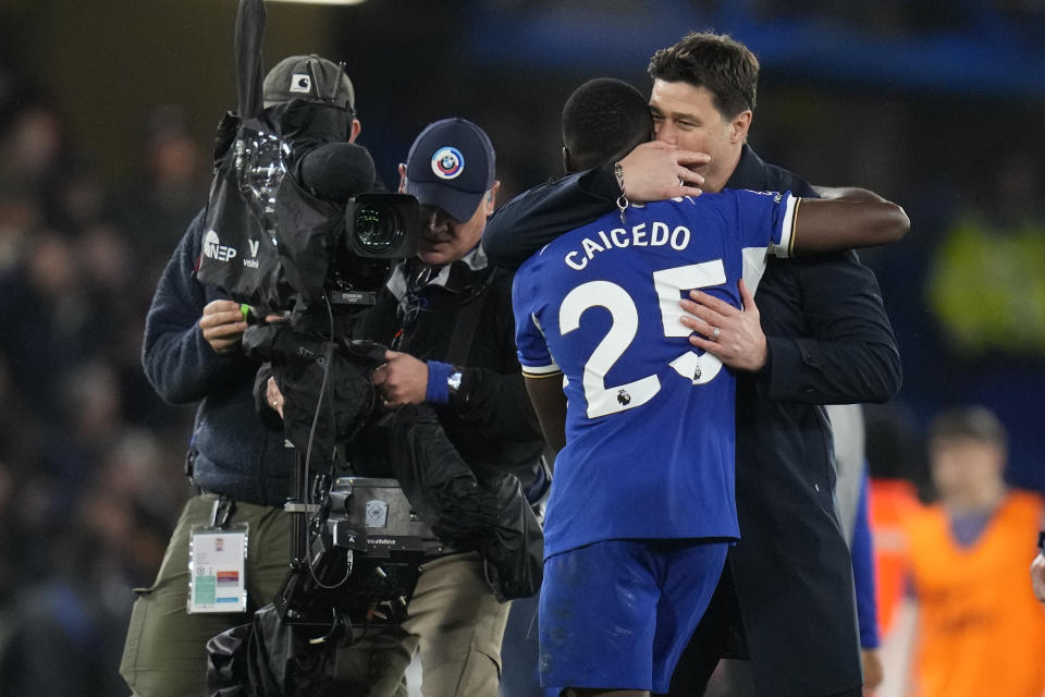 Chelsea's head coach Mauricio Pochettino hugs Chelsea's Moises Caicedo at the end of the English Premier League soccer match between Chelsea and Tottenham Hotspur at Stamford Bridge stadium in London, Thursday, May 2, 2024. (AP Photo/Kirsty Wigglesworth)