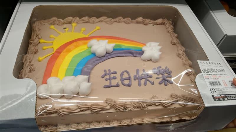 許多網友開玩笑說這款生日蛋糕只適合「拿來砸」，不適合吃。（圖／翻攝自Costco好市多 商品經驗老實說）