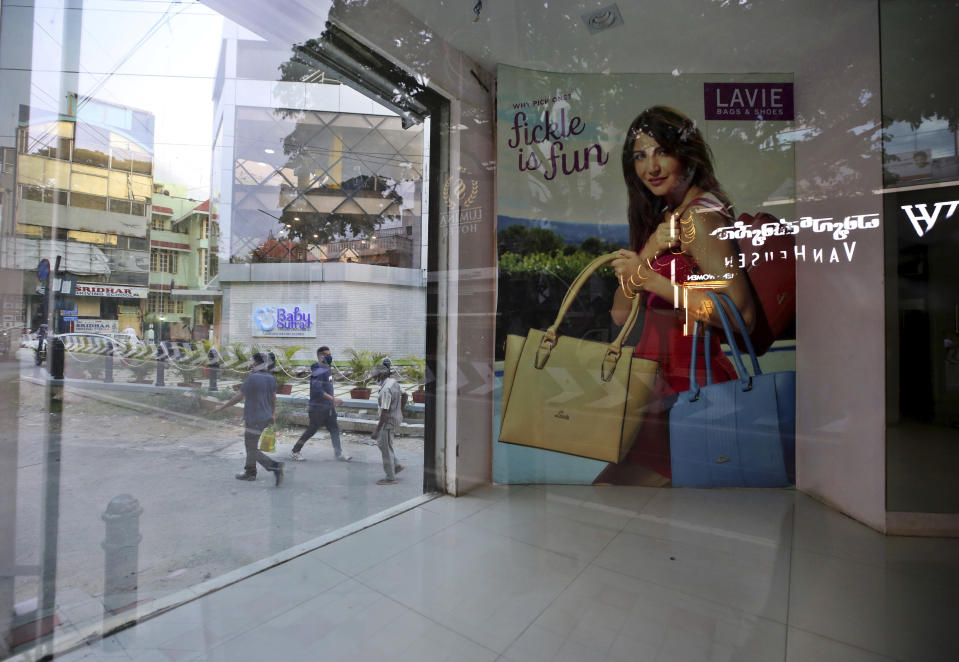 Una tienda que contenía productos de moda ha quedado completamente vacía tras el cierre del negocio. (AP Photo/Aijaz Rahi)