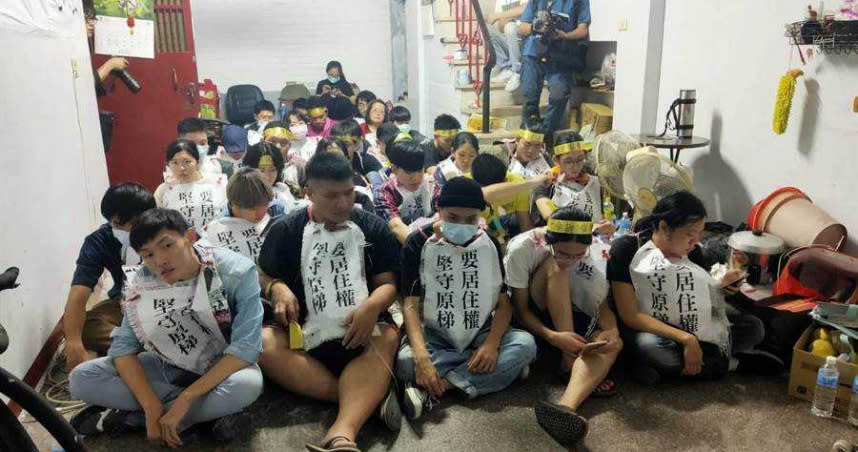 50多名聲援的學生占據在黃家的樓梯間企圖阻止拆遷。（圖／中國時報洪榮志攝）
