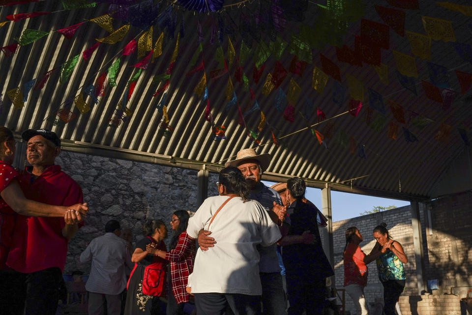 Javier Hernández coloca la masa de maíz en la máquina de tortillas en su negocio familiar en Guadalupe de Cisneros, Oaxaca, México, el 13 de febrero de 2023. (Marian Carrasquero/The New York Times)
