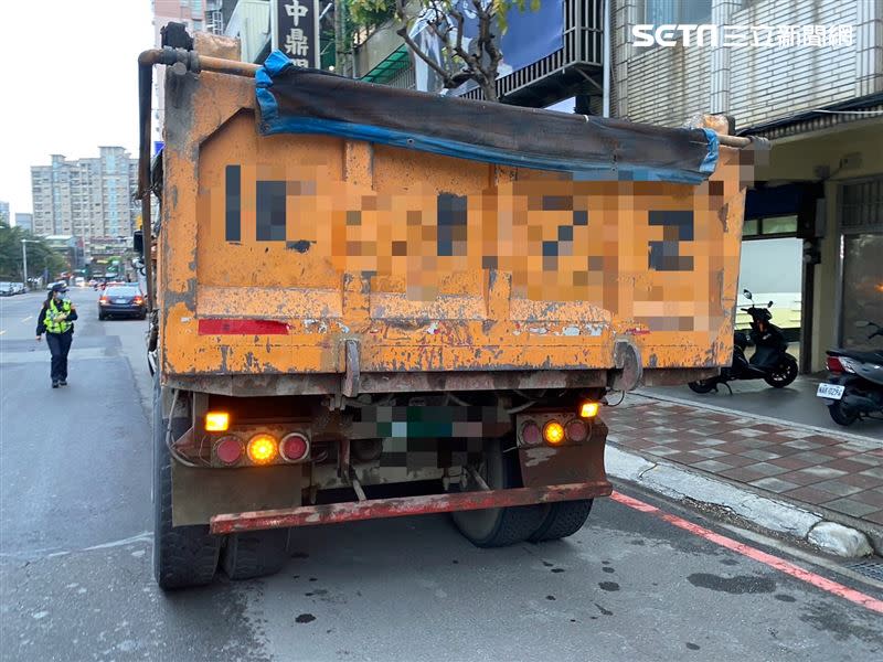 陳男接受警方盤查。（圖／翻攝畫面）