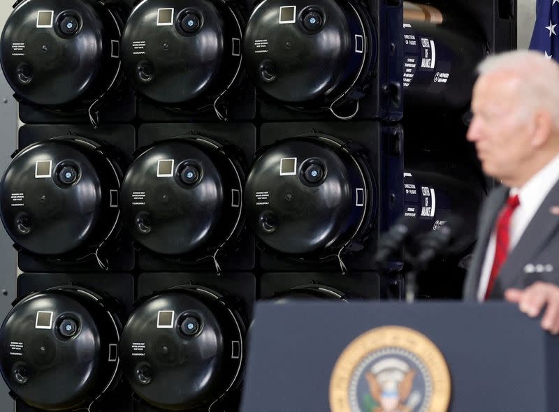 FOTO DE ARCHIVO: Misiles antitanque Javelin se ven mientras el presidente de Estados Unidos, Joe Biden, pronuncia comentarios sobre armar a Ucrania después de un recorrido por una fábrica de armas de Lockheed Martin en Troy, Alabama, EEUU