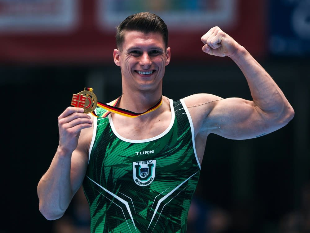 Lukas Dauser feiert Meistertitel am Barren (IMAGO/Eibner-Pressefoto/Florian Wiegan)