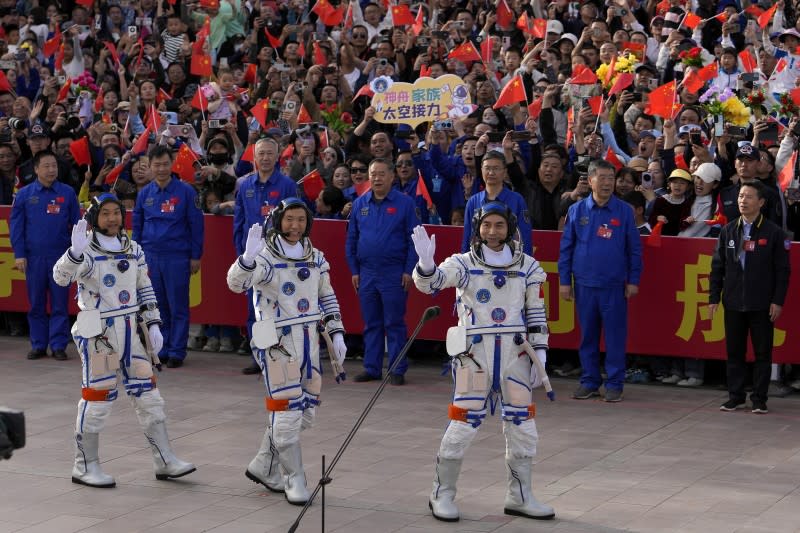 <cite>中國「神舟17號」太空船，4月30日成功著陸，3名太空人結束超過半年的太空之旅。（美聯社）</cite>