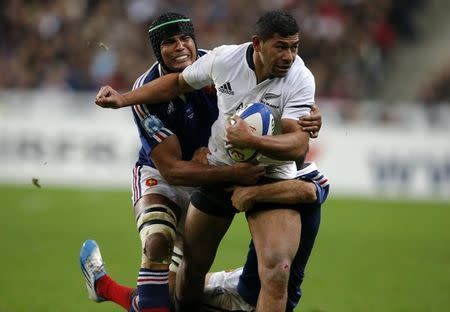 France's Thierry Dusautoir (L) tackles New Zealand All Blacks' Charles Piutau during their rugby test match at the Stade de France in Saint-Denis near Paris, November 9, 2013. REUTERS/Gonzalo Fuentes