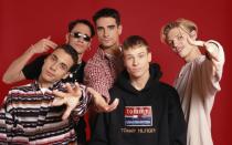 Auch sie haben ein paar schwere Jahre hinter sich, auch sie sind heute wieder ziemlich erfolgreich: Die Backstreet Boys waren neben Take That der größte Act der Boyband-Ära. Die Kids konnten gar nicht genug bekommen von dieser Truppe! (Bild: Getty Images/Tim Roney)