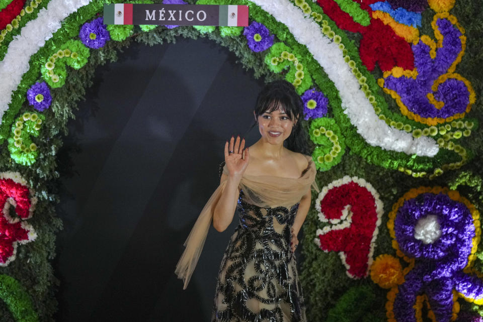 La actriz Jenna Ortega posa durante un evento promocional de la película Beetlejuice Beetlejuice en la Ciudad de México, el martes 13 de agosto de 2024. (Foto AP/Fernando Llano)