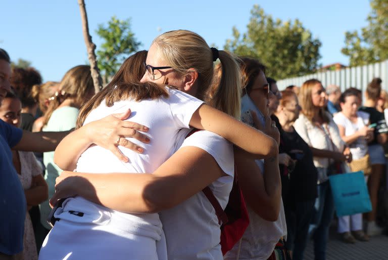 La conmoción fuera del colegio donde un adolescente de 14 años apuñaló a compañeros y docentes