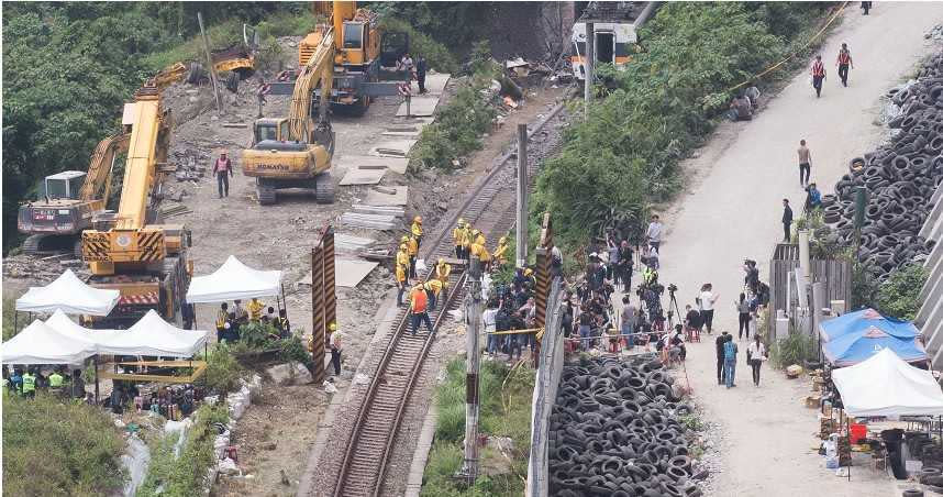 太魯閣號出軌釀成重大死傷。（圖／黃威彬攝）