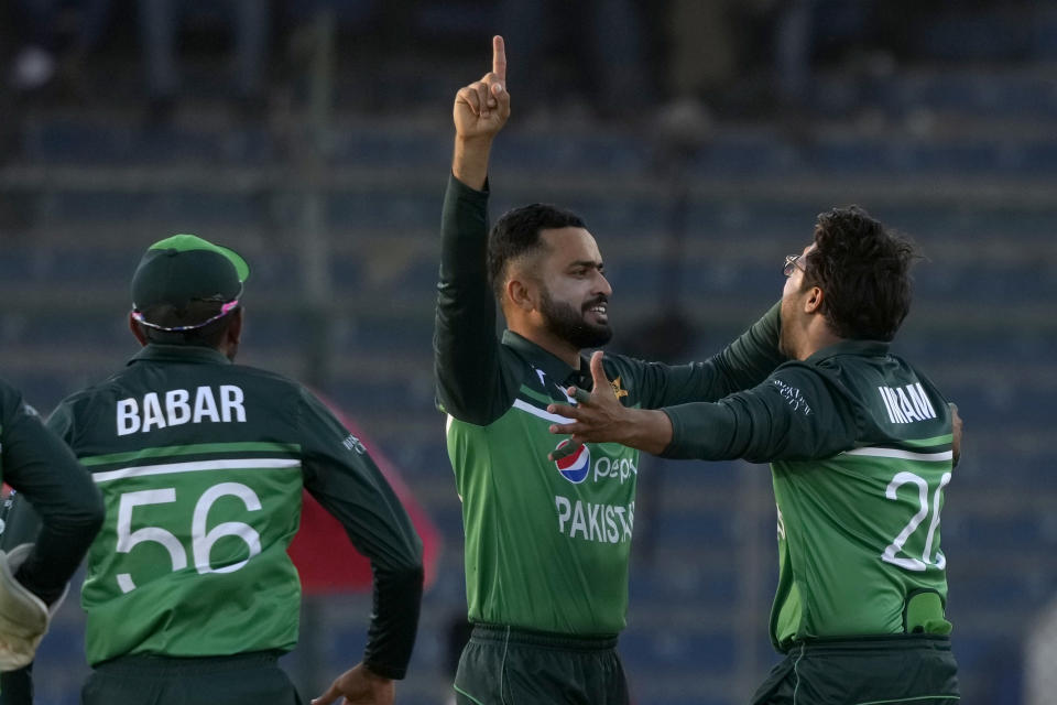 Pakistan's Mohammad Nawaz, center, celebrate with teammates after taking the wicket of New Zealand's Kane Williamson during the second one-day international cricket match between Pakistan and New Zealand, in Karachi, Pakistan, Wednesday, Jan. 11, 2023. (AP Photo/Fareed Khan)