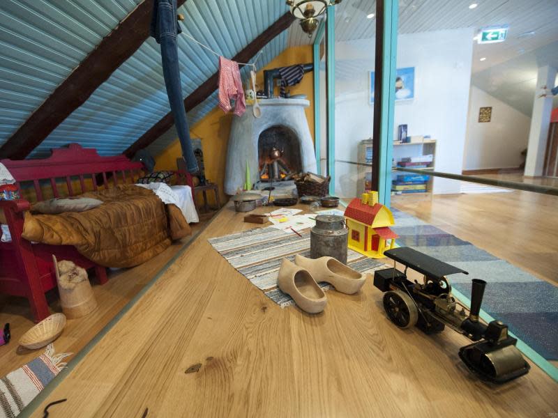 Ein Kinderparadis der etwas anderen Art - in Ilons Wunderland in Haapsalu brennt das Feuer im Ofen und auf dem Boden stehen Holzschuhe, wie in den Kinderbüchern von Ilon Wikland. Foto: Visit Estonia