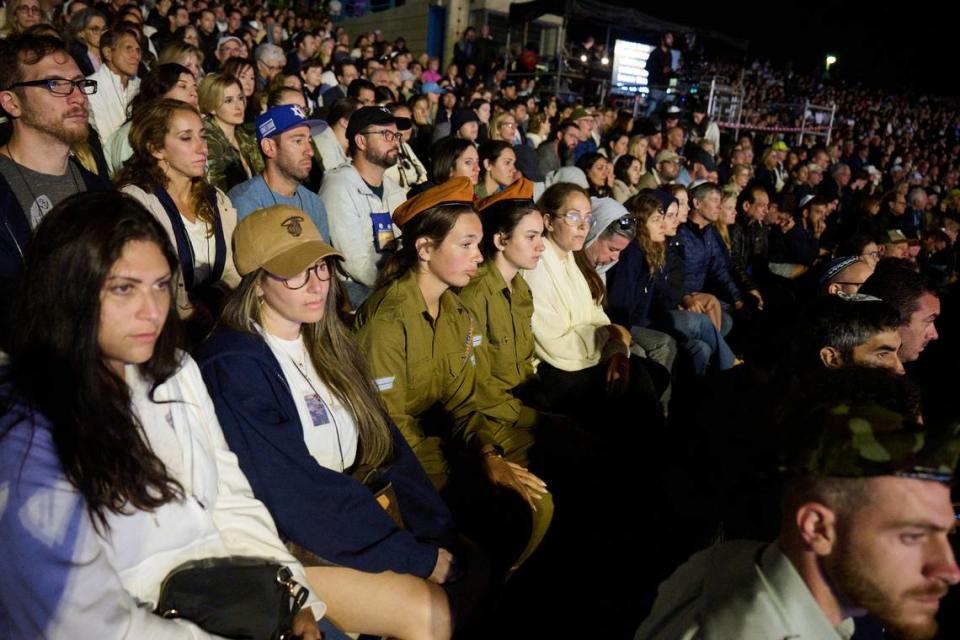Jóvenes líderes judíos de Miami asisten a una ceremonia para conmemorar Yom HaZikaron, Día en Memoria de los Soldados Caídos y las Víctimas del Terror.