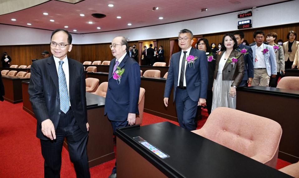 游錫堃帶領黨團立委依序進入議場宣示就職   圖：立法院記者聯誼會提供。