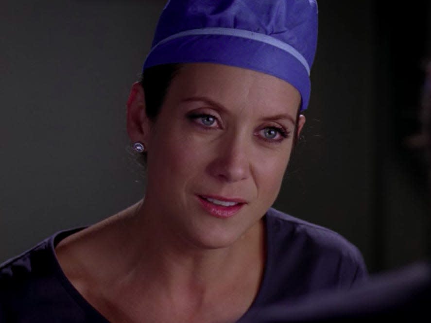 Kate Walsh as Addison on Greys Anatomy wearing a blue cap