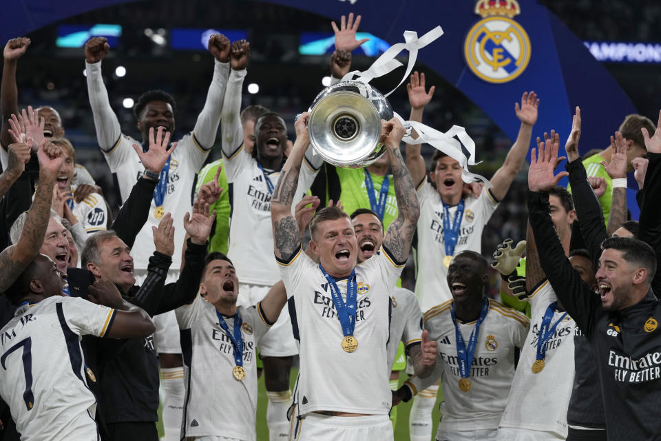 Toni Kroos alza el trofeo de la Liga de Campeones tras la victoria 2-0 del Real Madrid ante Borussia Dortmund en la final, el sábado 1 de junio de 2024. (AP Foto/Frank Augstein)