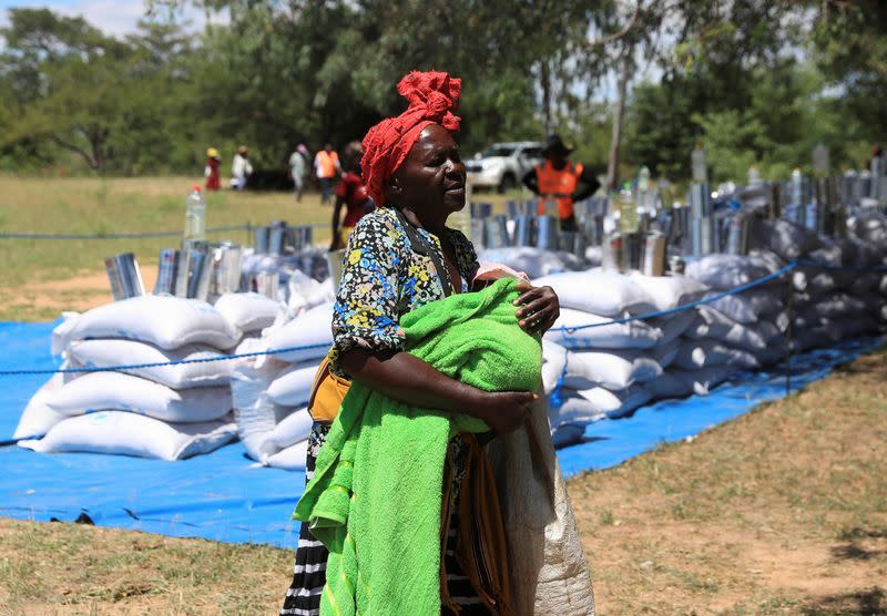 Una aldeana llega para recoger sus asignaciones mensuales de ayuda alimentaria proporcionadas por el Programa Mundial de Alimentos (PMA) en Mumijo, distrito de Buhera, al este de la capital, Harare, Zimbabue