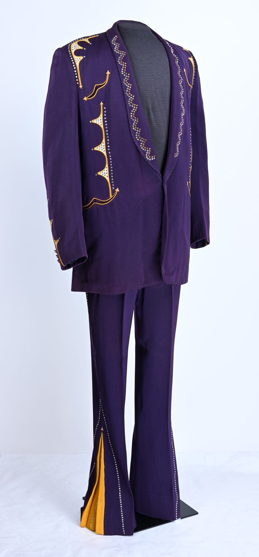 Rodeo tailor Nathan Turk designed this purple western suit, embellished with rhinestones and contrasting piping and fabric insets, for Dick Curless in 1967. It will be displayed at the Country Music Hall of Fame and Museum through 2024.