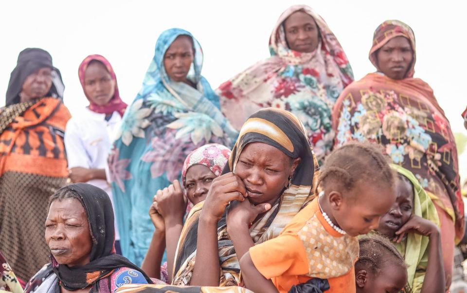 Sudanese refugees from the Tandelti area who crossed into Chad, in Koufroun, near Echbara, wait for an aid distribution - GUEIPEUR DENIS SASSOU/AFP