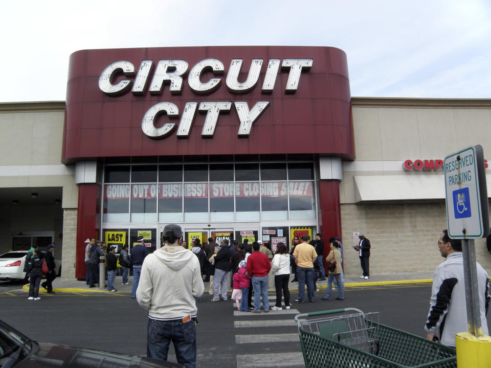 <p>Circuit City fue una de las principales multinacionales del sector de la electrónica, pero en 2007 despidió a sus trabajadores con más experiencia y subcontrató algunos de sus departamentos para ahorrar costes. Dos años después se declaró en bancarrota y fue comprada por Systemax Inc. (Foto: Lisa Von Ahn / Reuters).</p> 